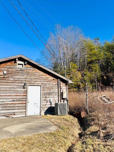 More Photos Of 178 Old Fayette rd, Oak Hill Showroom For Sale
