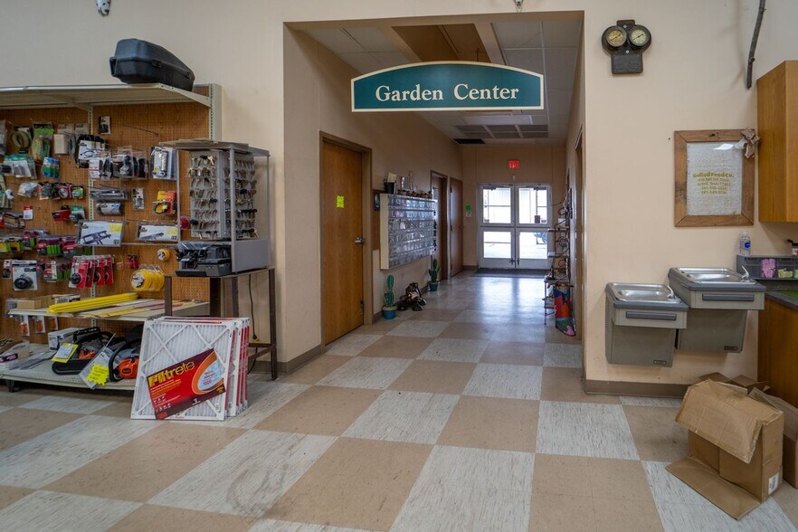 More Photos Of 610 E End St, Goliad General Retail For Sale