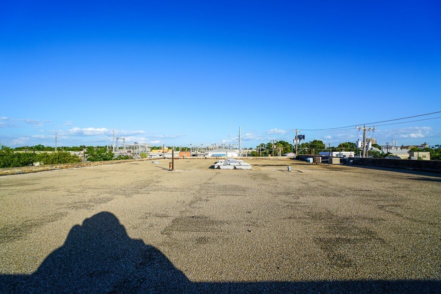 More Photos Of 900 Broadway St, San Antonio General Retail For Lease