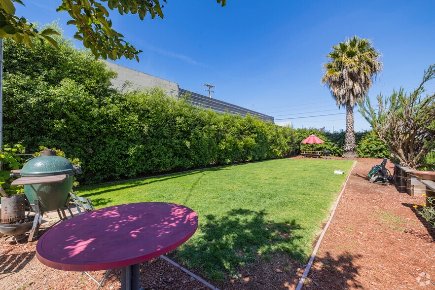 More Photos Of 1050-1066 47th Ave, Oakland Apartments For Lease