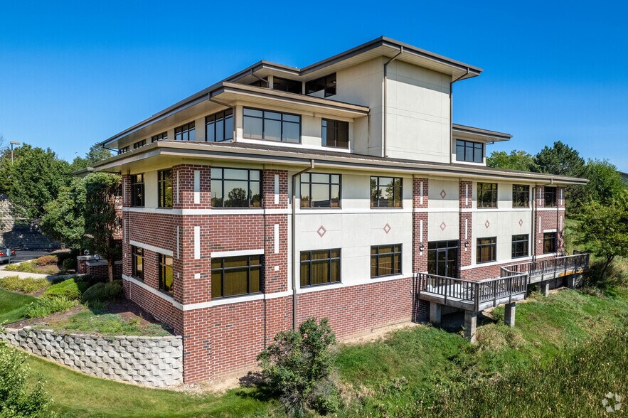 More Photos Of 1166 Quail Ct, Pewaukee Office For Lease