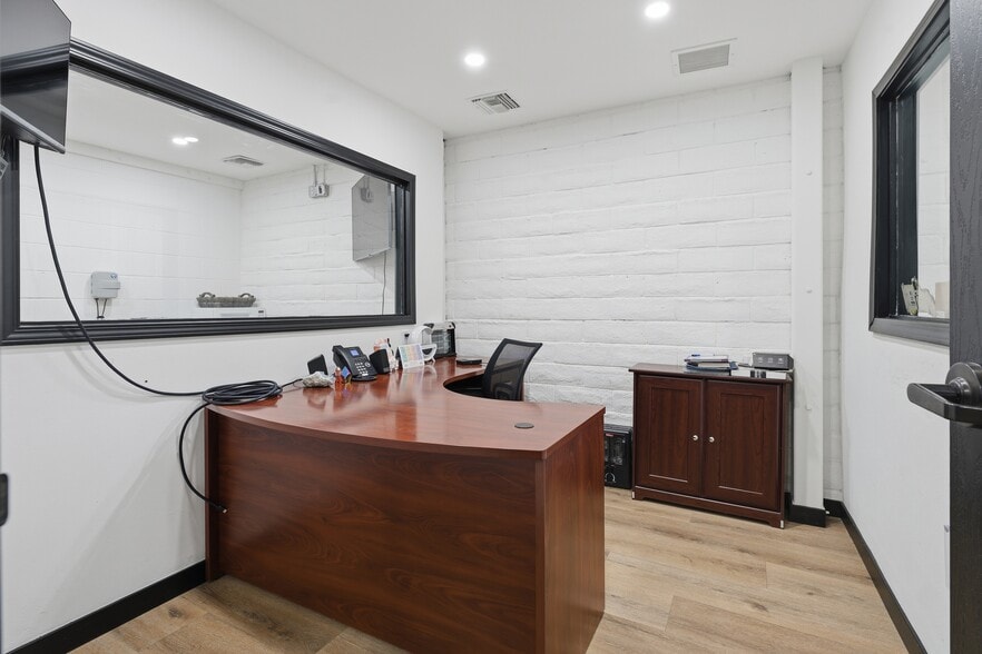 More Photos Of 18522 Gresham St, Northridge Warehouse For Sale