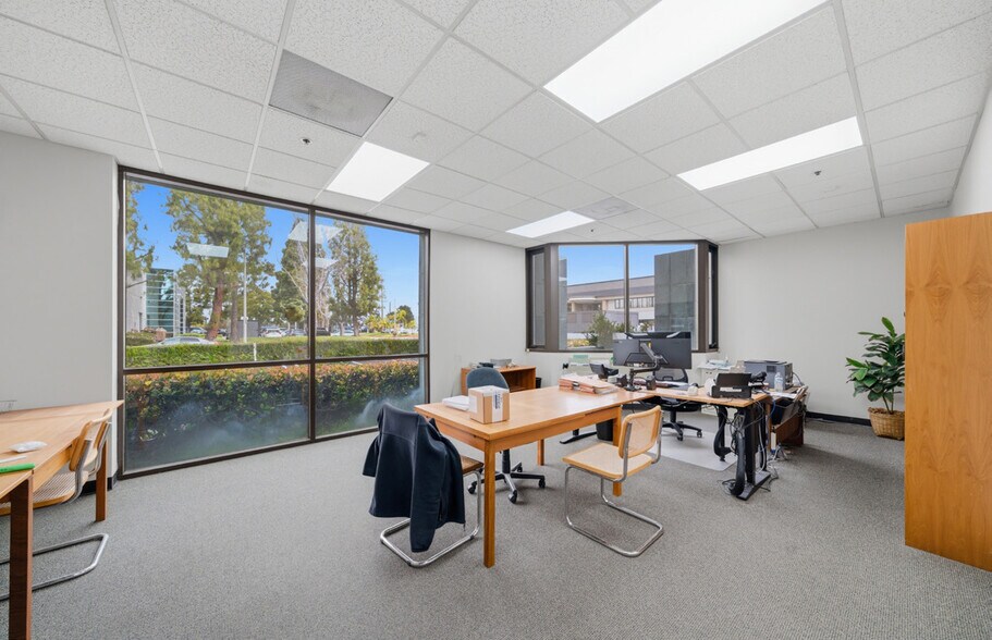 More Photos Of 5722 Buckingham Dr, Huntington Beach Warehouse For Lease