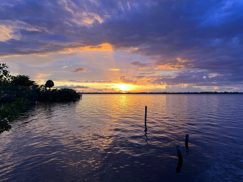 More Photos Of 3120-3131 E Riverside Dr, Fort Myers Flex For Sale