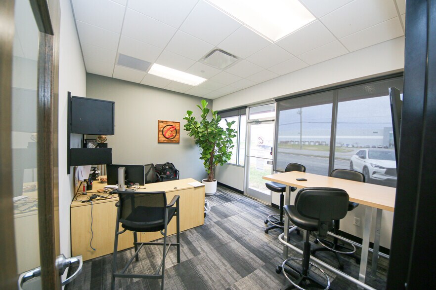 More Photos Of 7707 National Tpke, Louisville Light Distribution For Lease