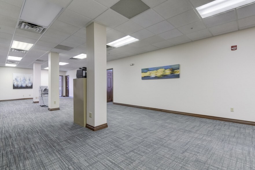 More Photos Of 200 S 6th St, Springfield Office For Lease