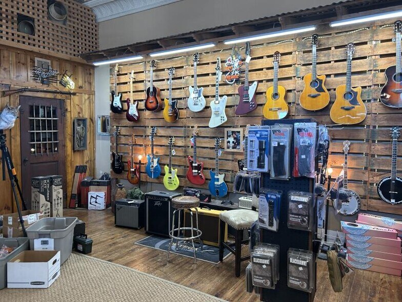 More Photos Of 100 N Main St, Lindale General Retail For Sale