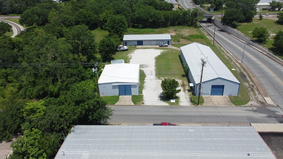More Photos Of 309 N East St, Sherman Warehouse For Lease