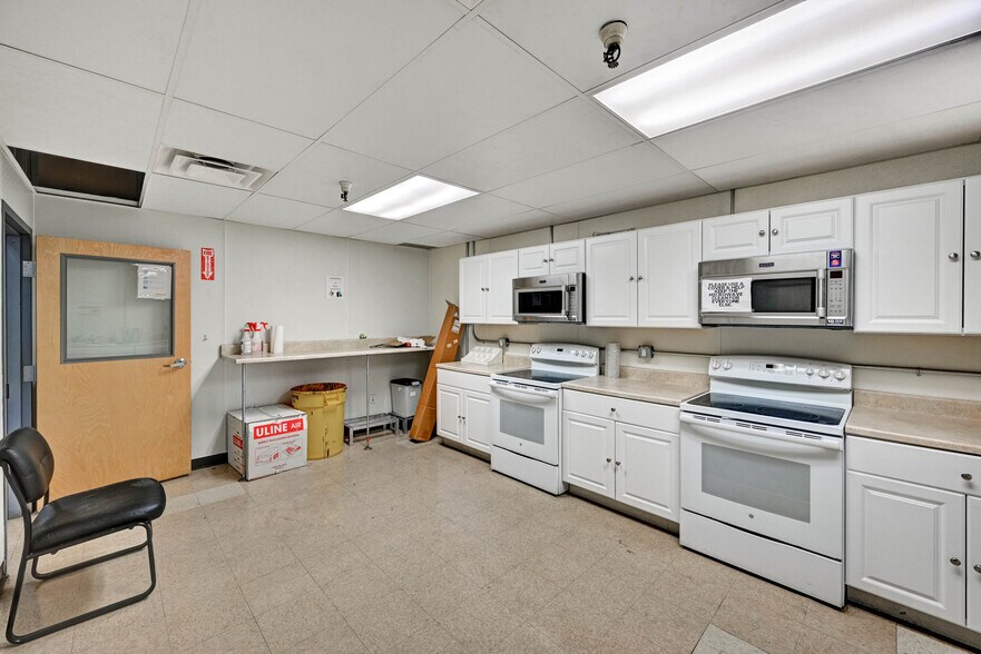 More Photos Of 100 Chamber Plz, Charleroi Supermarket For Lease