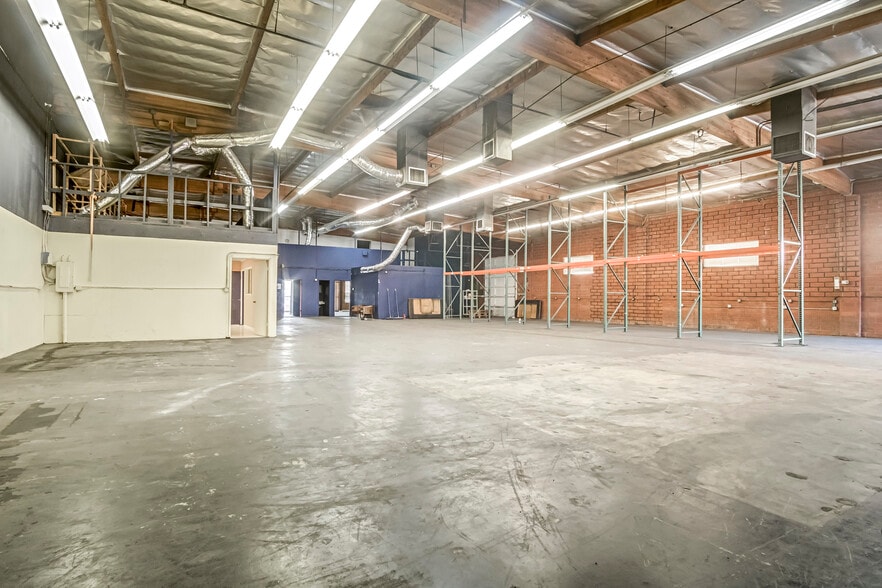 More Photos Of 13333-13345 Saticoy St, North Hollywood Warehouse For Lease