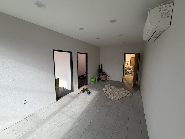 More Photos Of 21 N Skipworth Rd, Spokane Valley Showroom For Lease