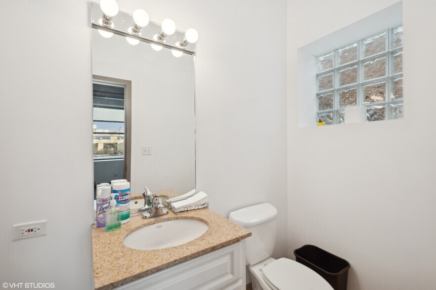 More Photos Of 2147 N Western Ave, Chicago Office For Lease