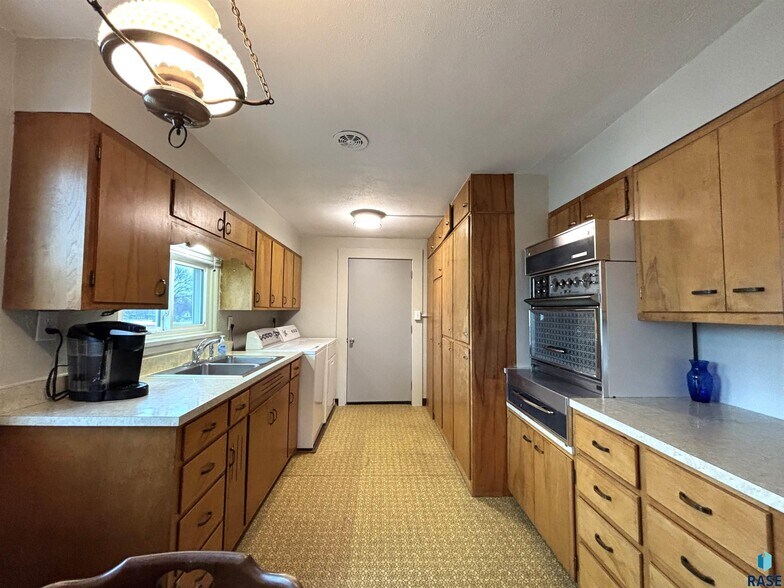 More Photos Of 118 N Broadway Ave, Miller General Retail For Sale