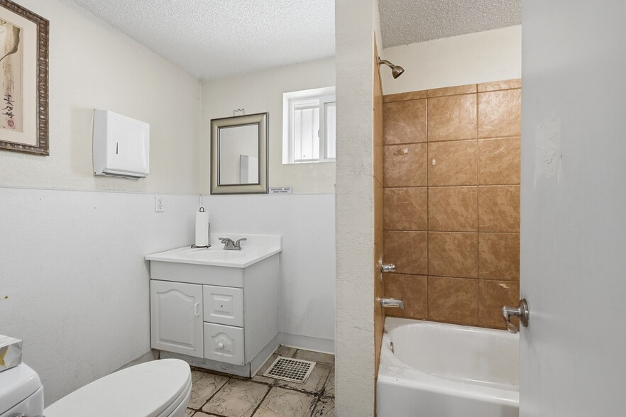 More Photos Of 2553 Sheridan Blvd, Edgewater Storefront Retail Office For Sale