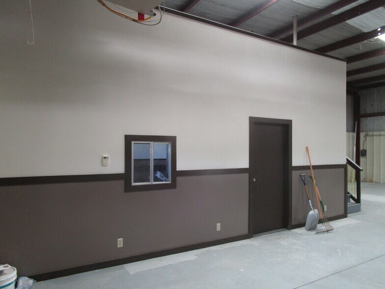 More Photos Of 2105 N Vfw Rd, Garden City Industrial For Lease