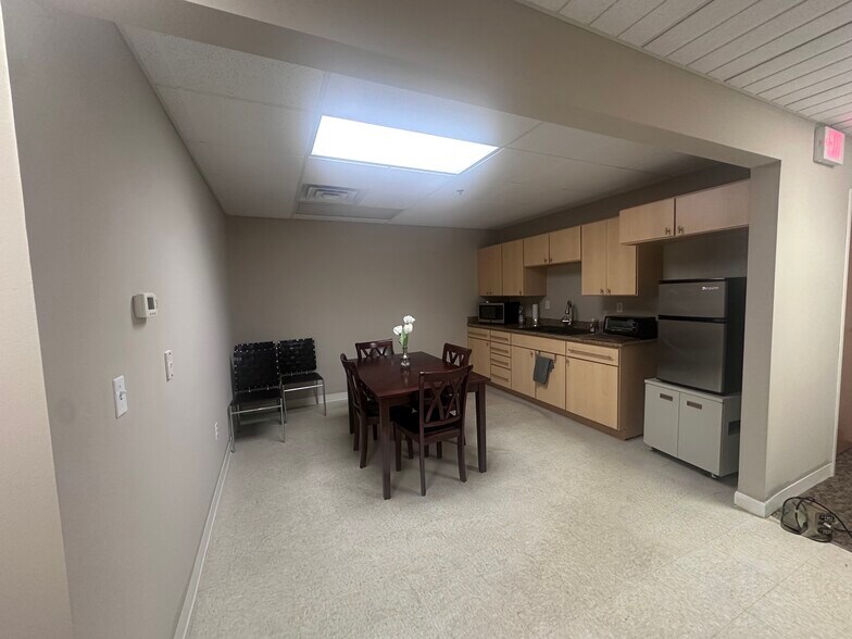 More Photos Of 948 E Franklin St, Dayton Office For Lease