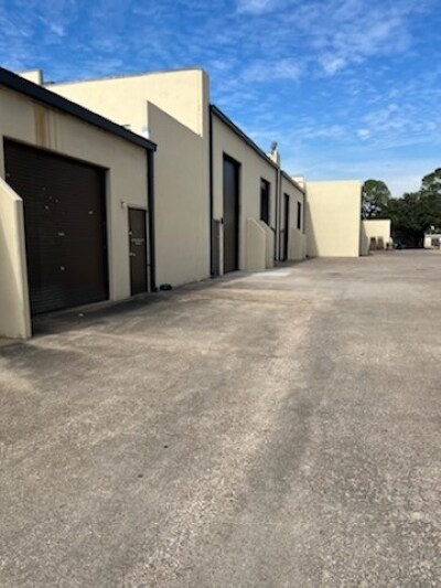 More Photos Of 9776 Whithorn Dr, Houston Showroom For Lease