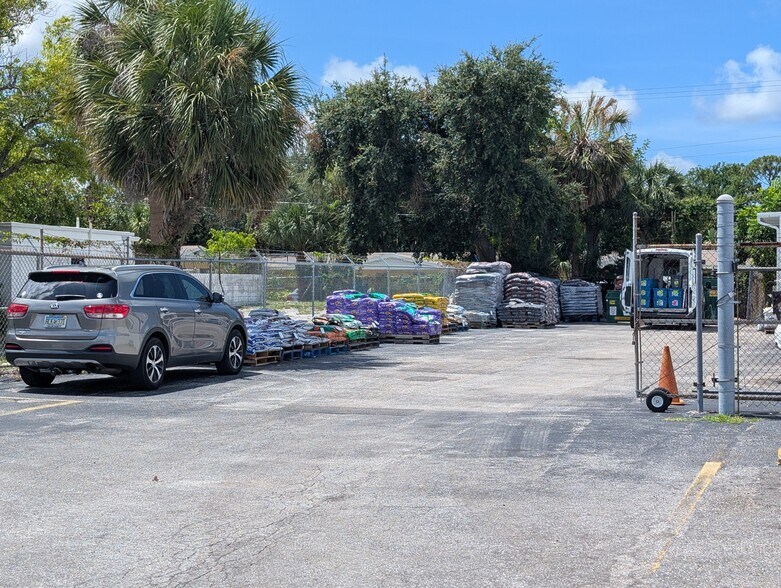 More Photos Of 3170 Bee Ridge Rd, Sarasota Freestanding For Sale