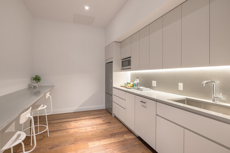 More Photos Of 300 Kent Ave, Brooklyn Office For Lease