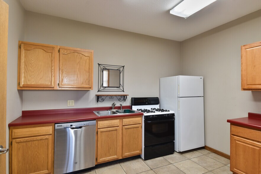 More Photos Of 1311 N Division St, Pontiac Warehouse For Lease