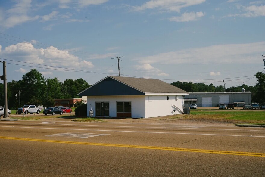 More Photos Of 150 E Northside Dr, Clinton General Retail For Sale