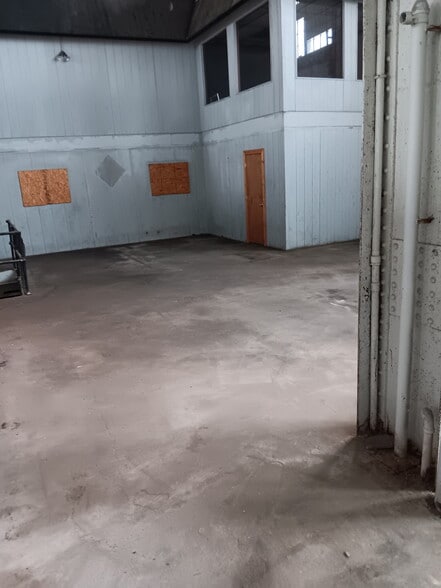 More Photos Of 34 Rapid St, Pontiac Warehouse For Sale