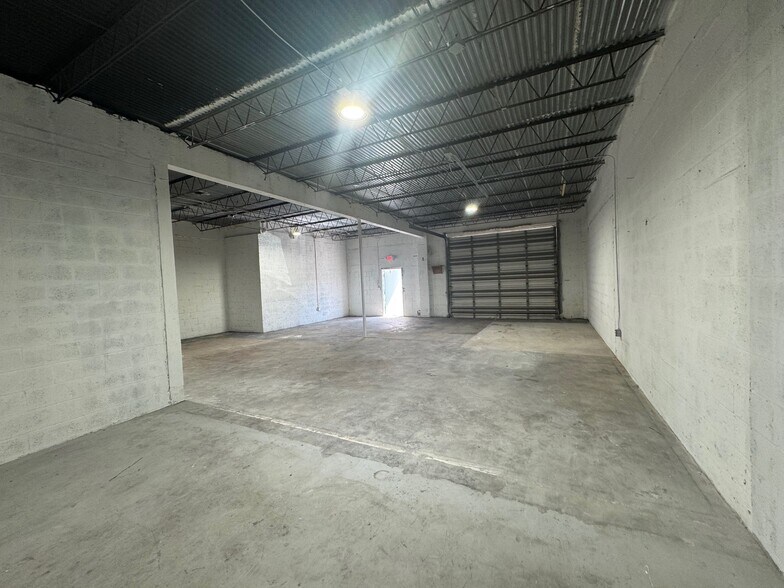 More Photos Of 519-533 NE 34th St, Oakland Park Warehouse For Lease