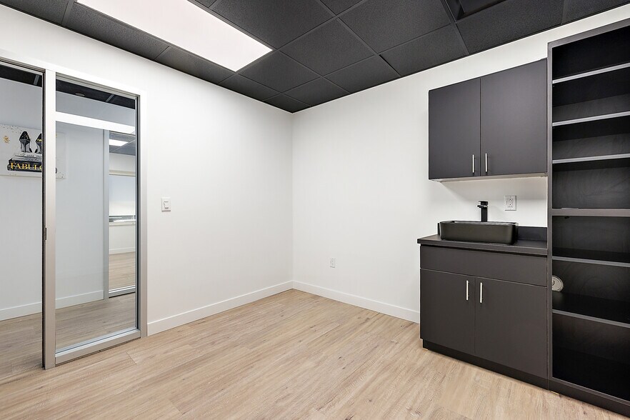 More Photos Of 801-803 W Big Beaver Rd, Troy Office For Lease