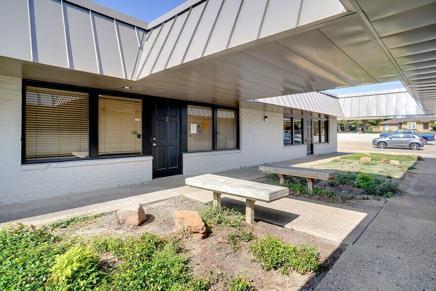 More Photos Of 401 W Centerville Rd, Garland Office For Sale