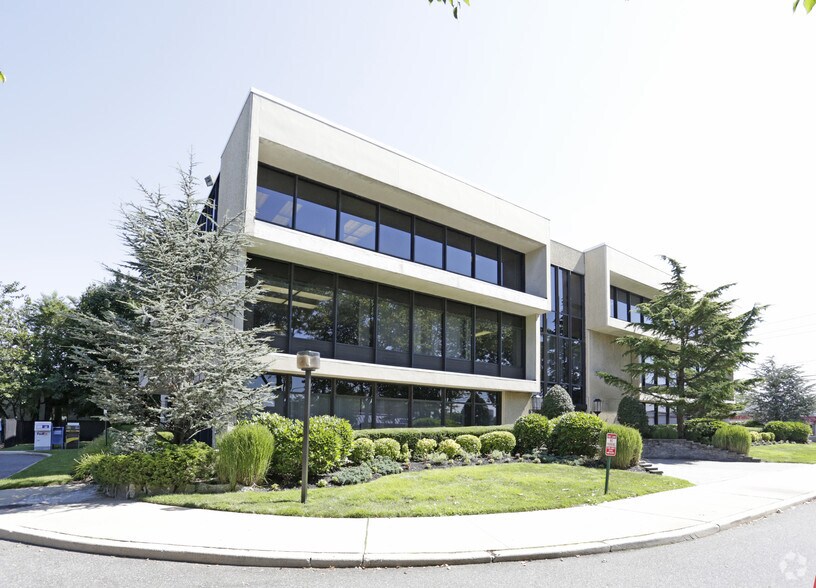 More Photos Of 100 Broadhollow Rd, Farmingdale Office For Lease
