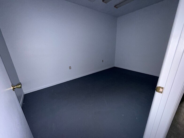 More Photos Of 905E W DeKalb St, Camden Office For Lease