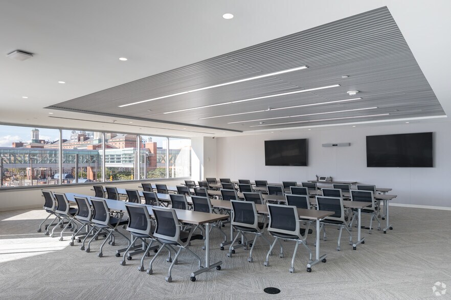 More Photos Of 250 W Pratt St, Baltimore Office For Lease