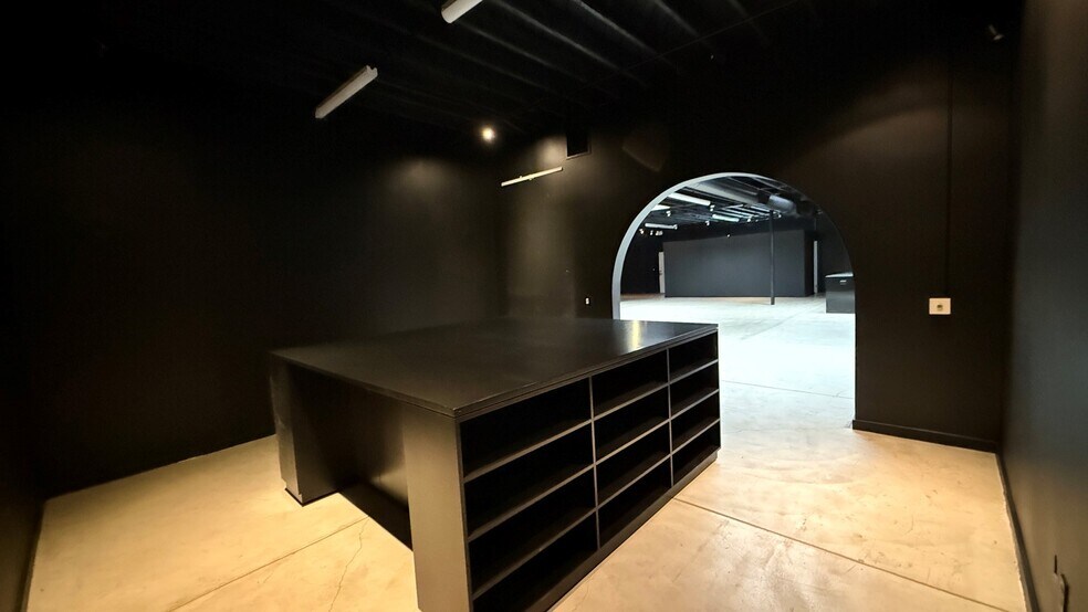 More Photos Of 3717 W Jefferson Blvd, Los Angeles Showroom For Lease