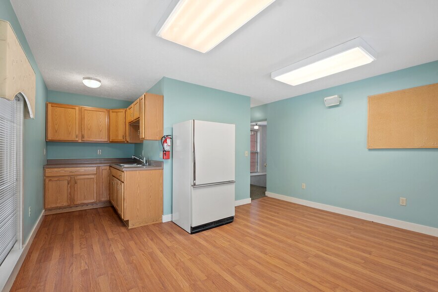 More Photos Of 1015 E Center St, Warsaw Office For Sale