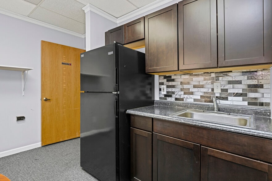 More Photos Of 30521 Schoenherr Rd, Warren Medical For Lease
