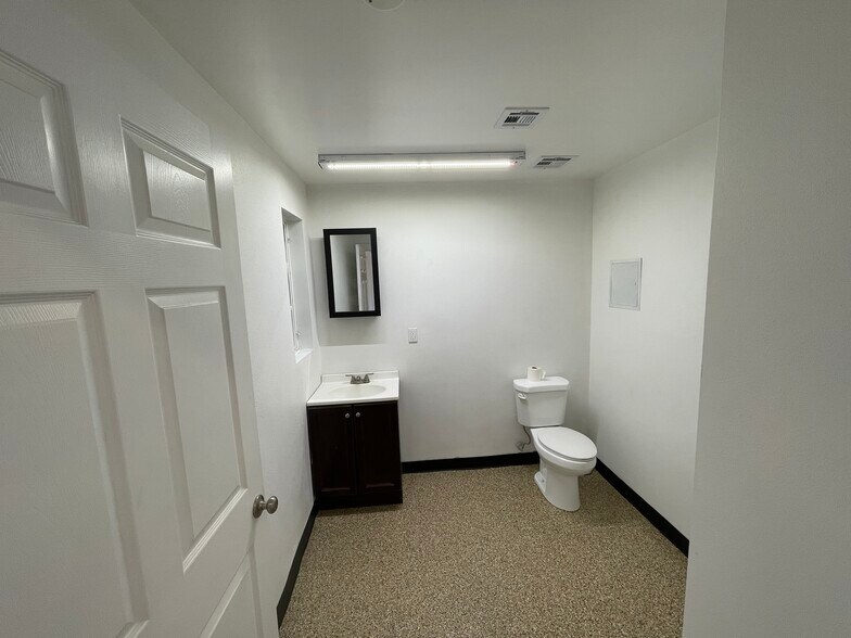 More Photos Of 2328 N 32nd St, Phoenix Storefront For Lease