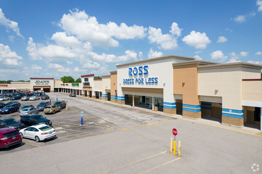 Primary Photo Of 902 W Kimberly Rd, Davenport General Retail For Sale