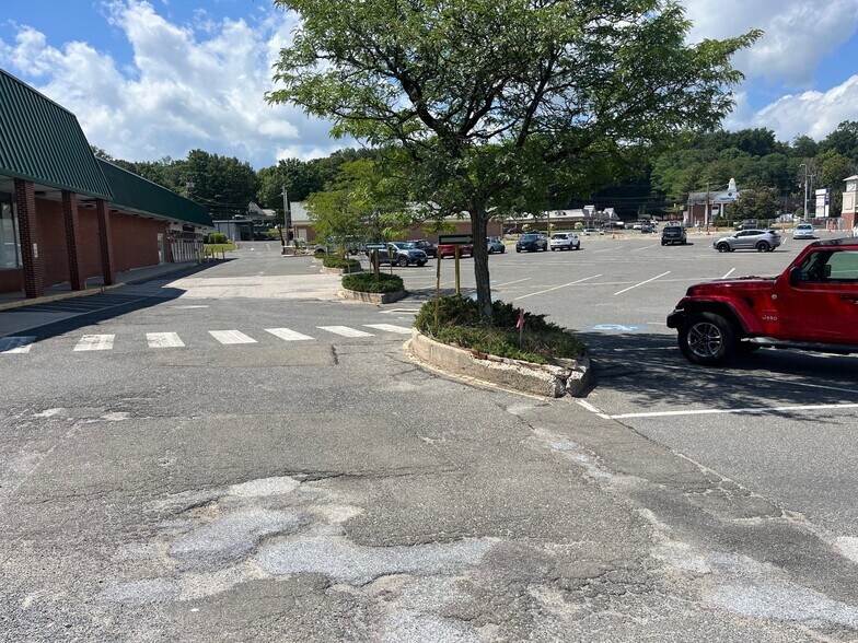 More Photos Of 900-910 White Plains Rd, Trumbull Freestanding For Lease