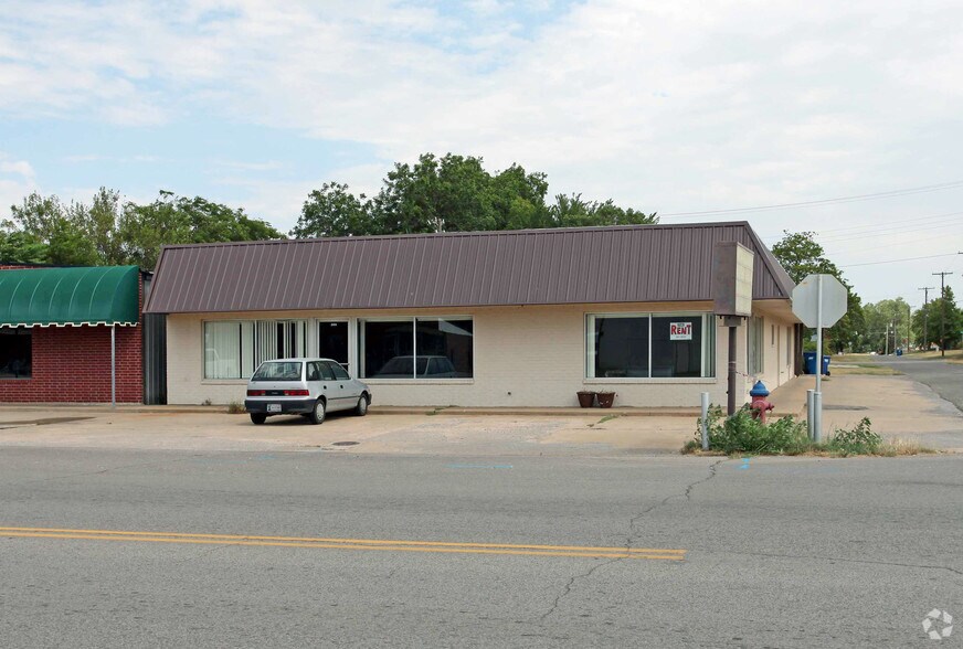 More Photos Of 201 W Main St, Tuttle Storefront For Lease