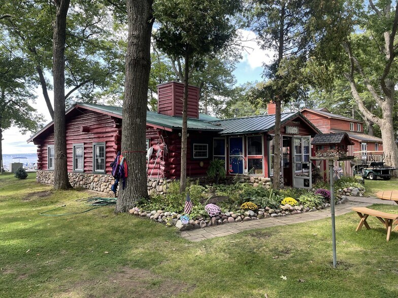 More Photos Of 127 Oneida Dr, Houghton Lake Hotel For Sale