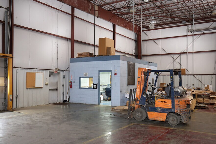 More Photos Of 2530 Thomas Ave, Jeannette Warehouse For Lease