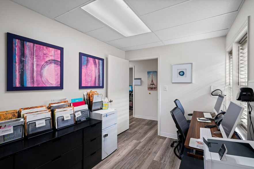 More Photos Of 9668-9683 Main St, Fairfax Medical For Lease