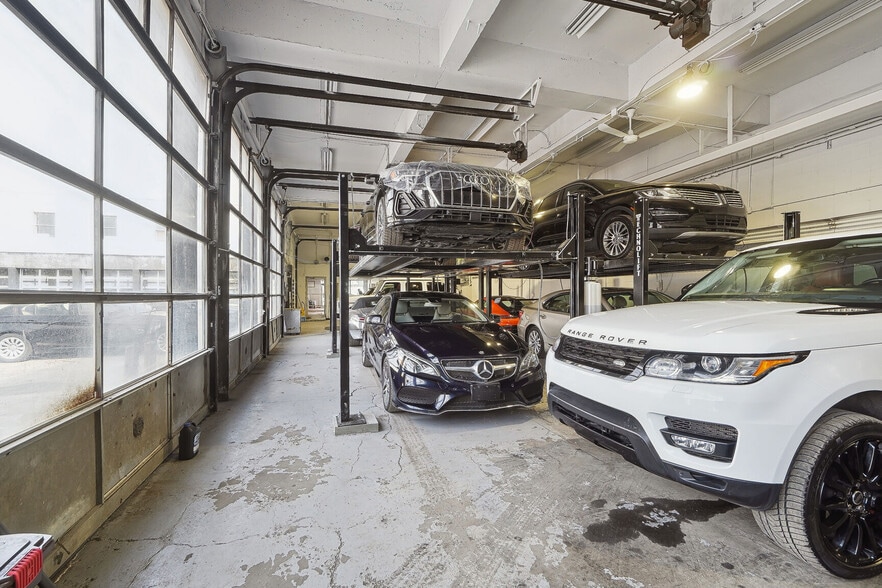 More Photos Of 6320 Rue Saint-Jacques, Montréal Auto Repair For Sale