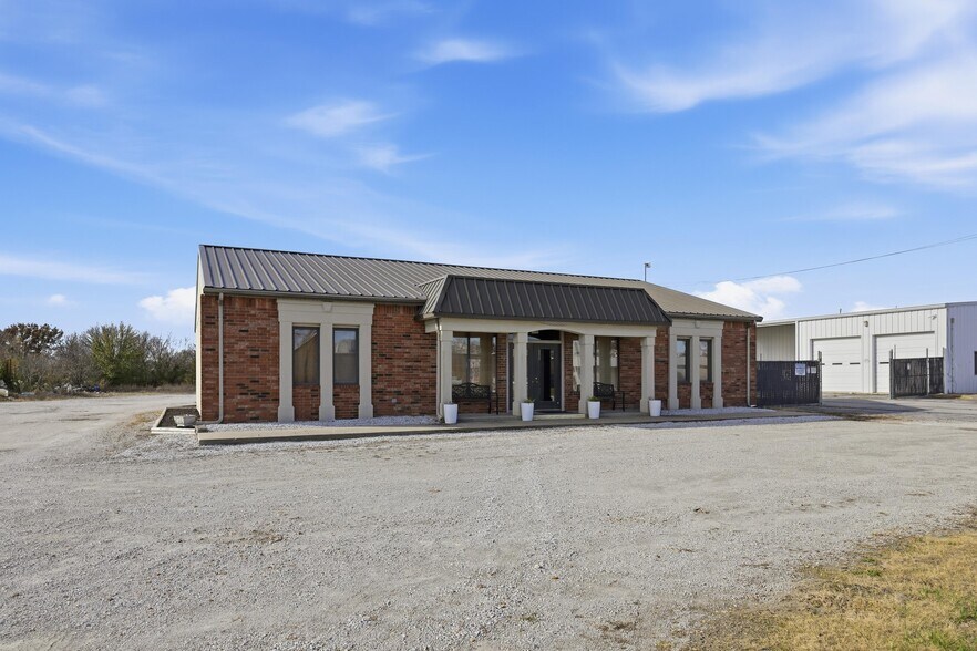 More Photos Of 2307 Missouri Ave, Carthage Light Distribution For Sale