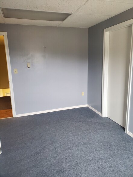 More Photos Of 16 Rae Palmer Rd, Moodus Medical For Sale