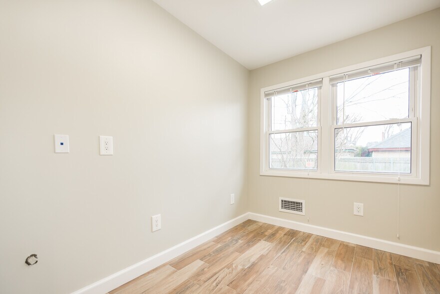 More Photos Of 2276 S Merrick Ave, Merrick Medical For Lease