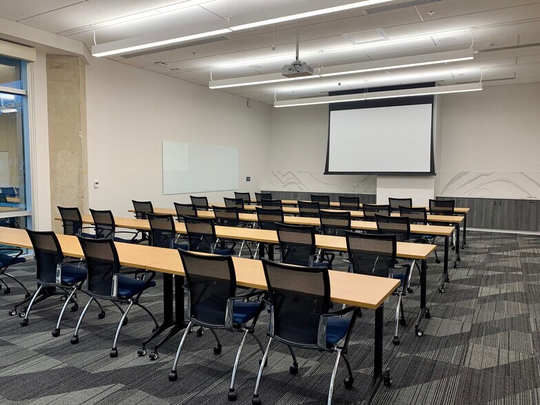 More Photos Of 10999 W IH-10, San Antonio Office For Lease