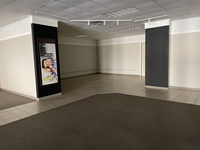 More Photos Of 6377 Oak St, Eastman Freestanding For Sale