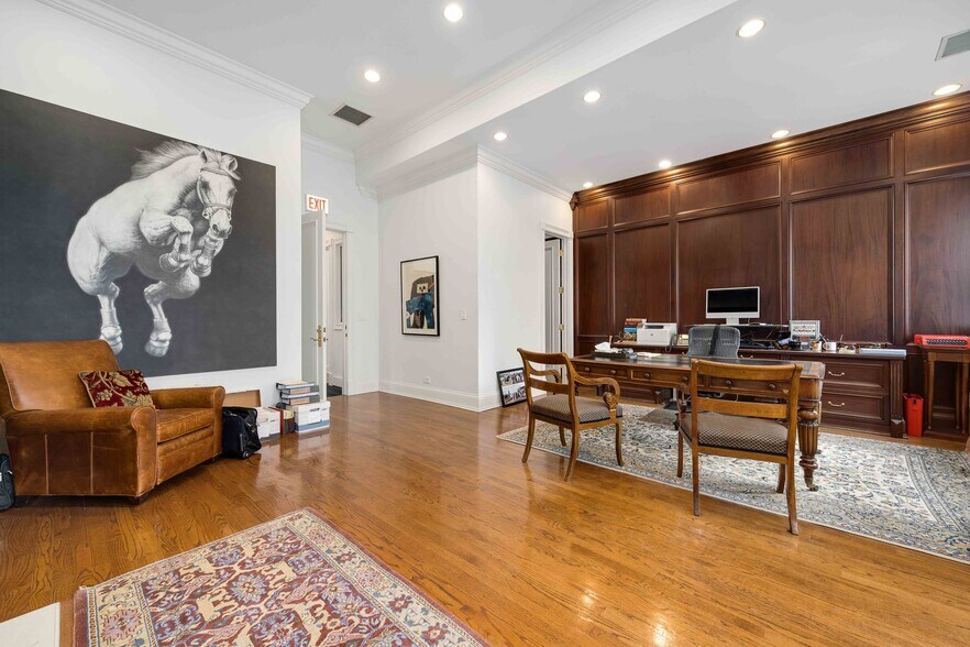 More Photos Of 812 N Dearborn St, Chicago Office For Sale