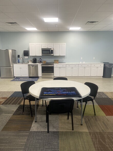 More Photos Of 1502 Alt 19, Palm Harbor Unknown For Lease